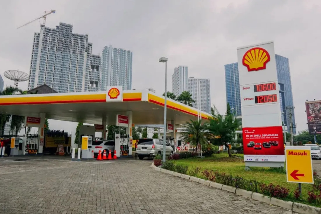 A Shell gas station in a Jakarta business district